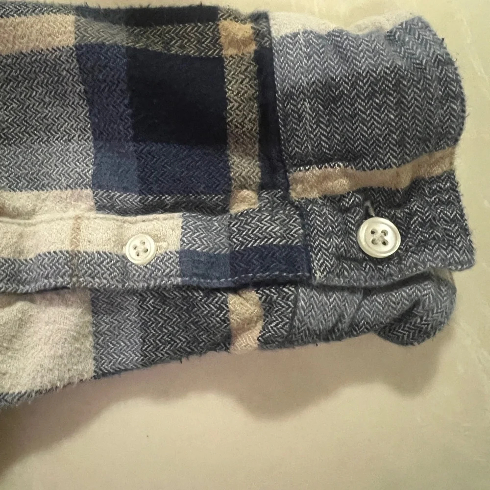 Abercrombie Kids boys plaid flannel button-up size 15/16 navy/cream